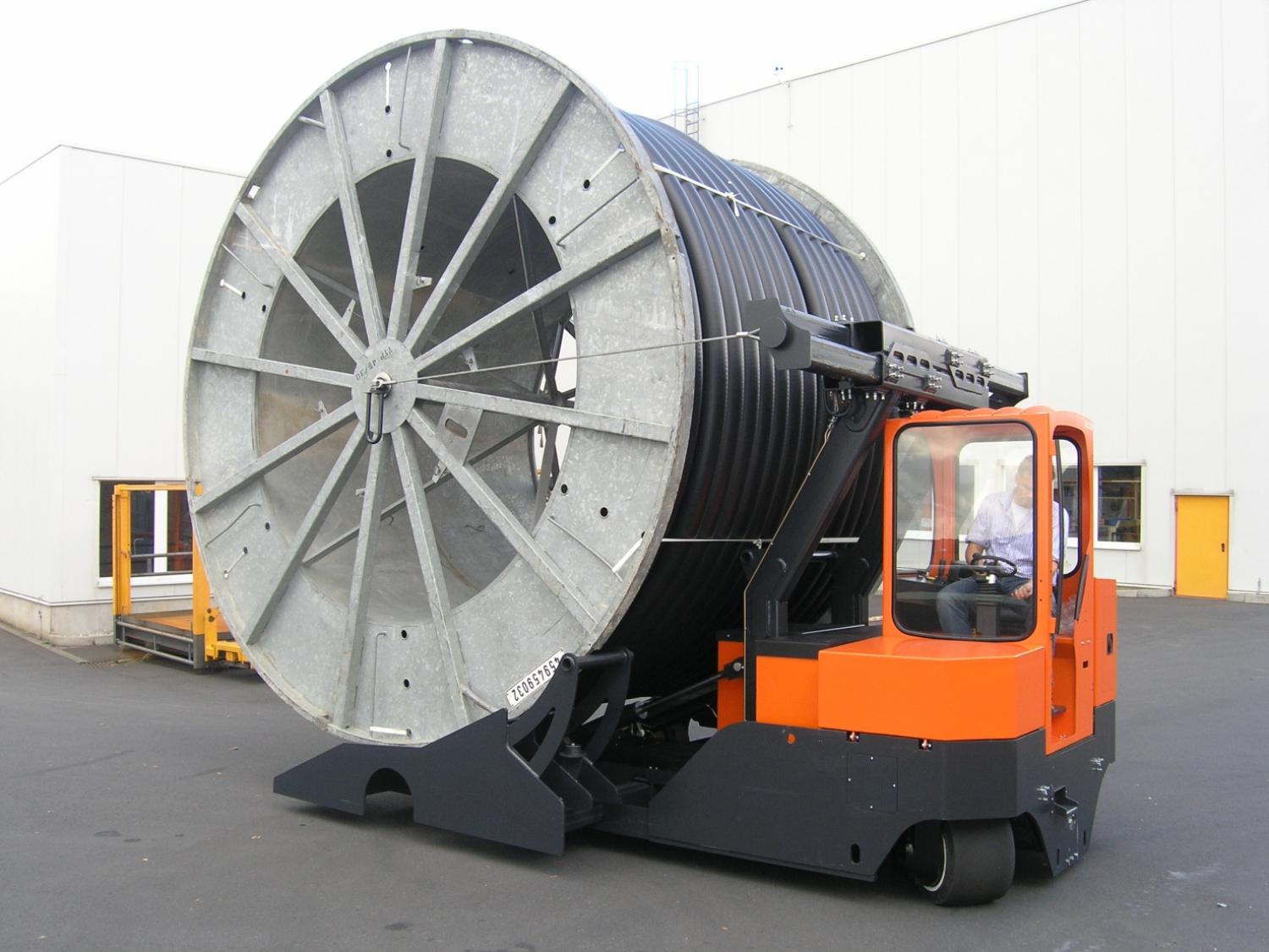 HUBTEX transportoplossing met zwenkbare traverse voor kabeltrommeltransport