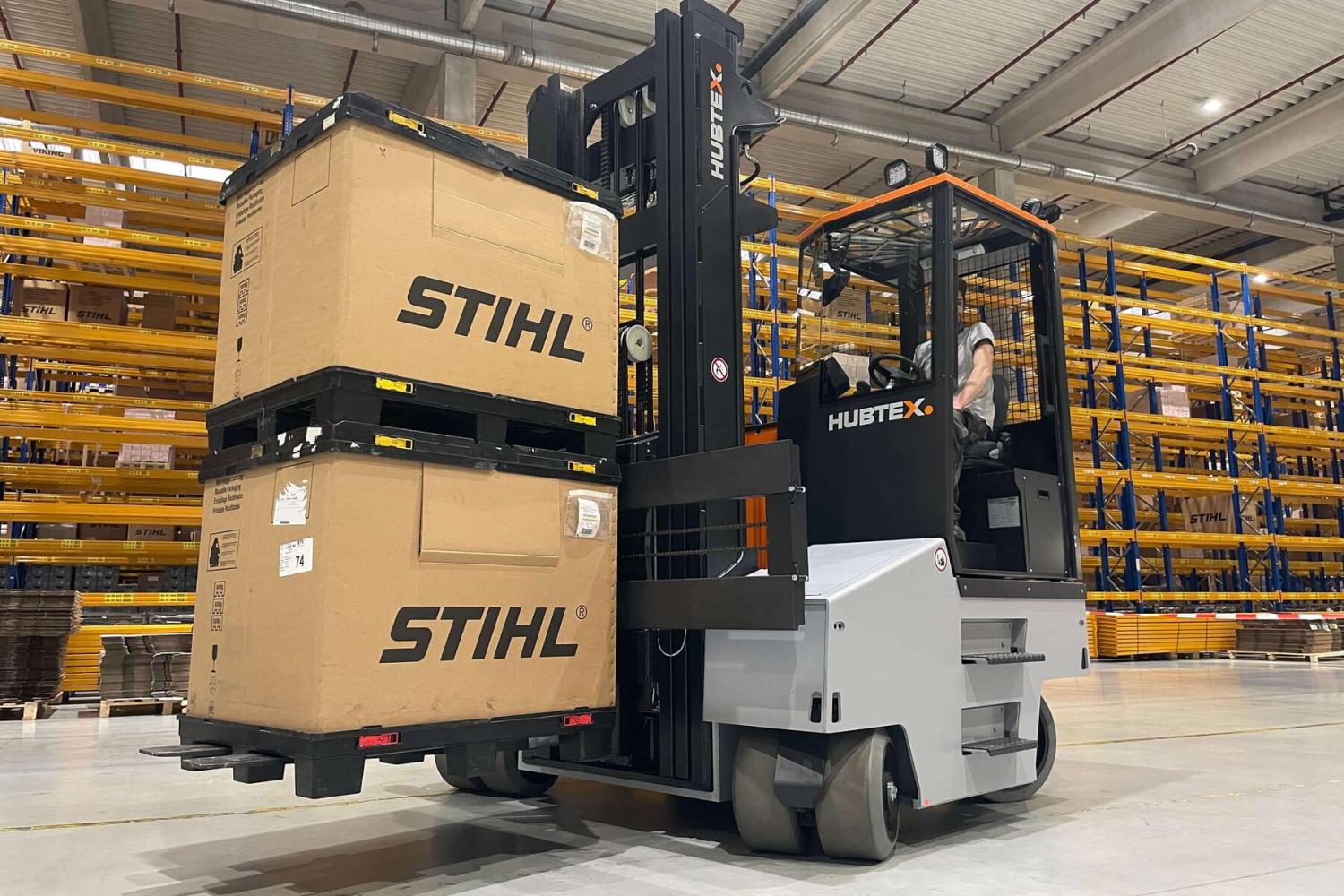 HUBTEX meerwegheftruck transporteert grote STlHL transportkisten in magazijn