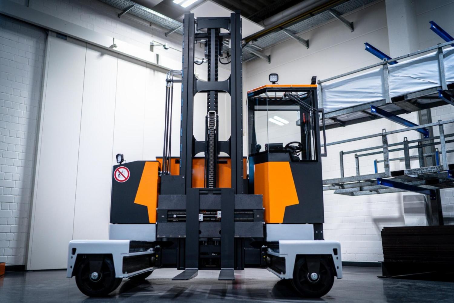 HUBTEX MAXX 45 meerwegtruck tilt stapel houten platen in houtverwerkende werkplaats