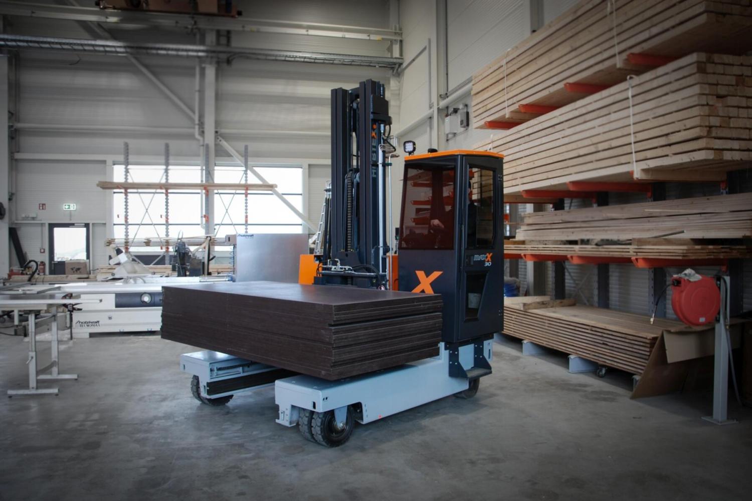 HUBTEX MAXX 30 elektrische meerwegheftruck transporteert grote platen in werkplaats
