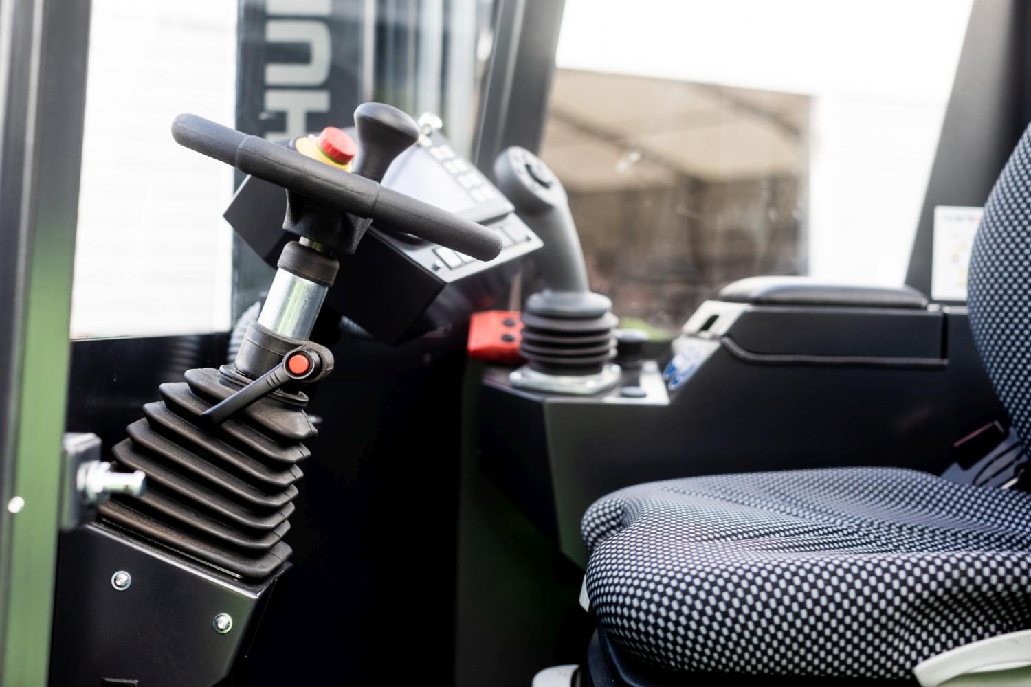 Bedieningsjoystick en ergonomische stoel in cabine van HUBTEX meerwegheftruck