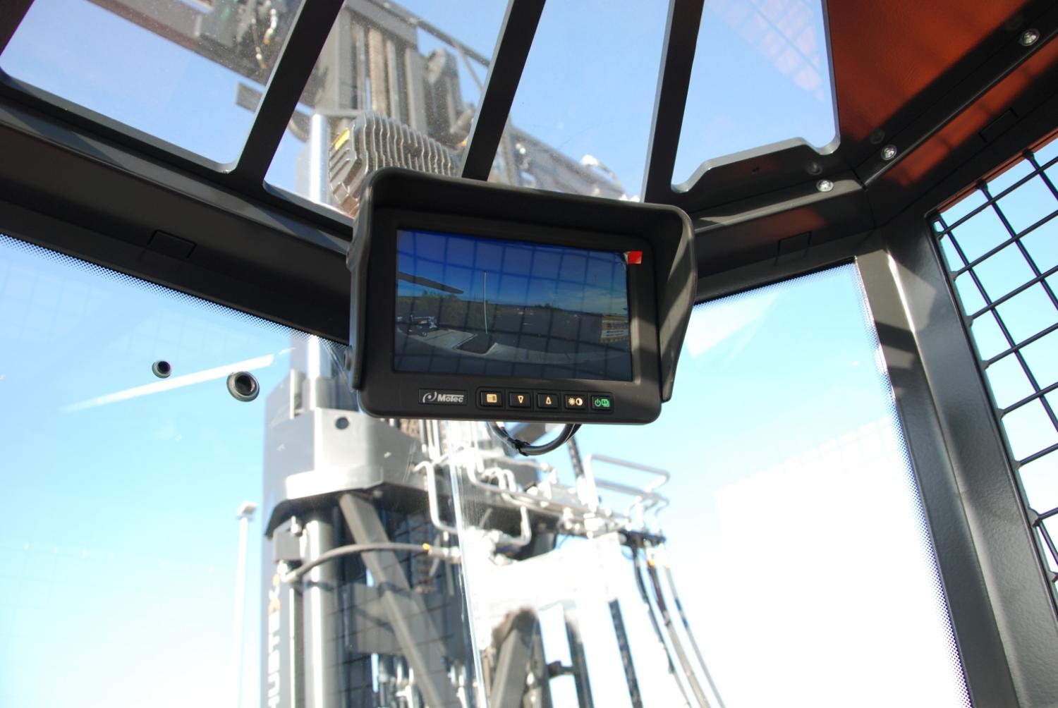 Camerascherm in cabine van HUBTEX heftruck voor beter zicht tijdens intern transport