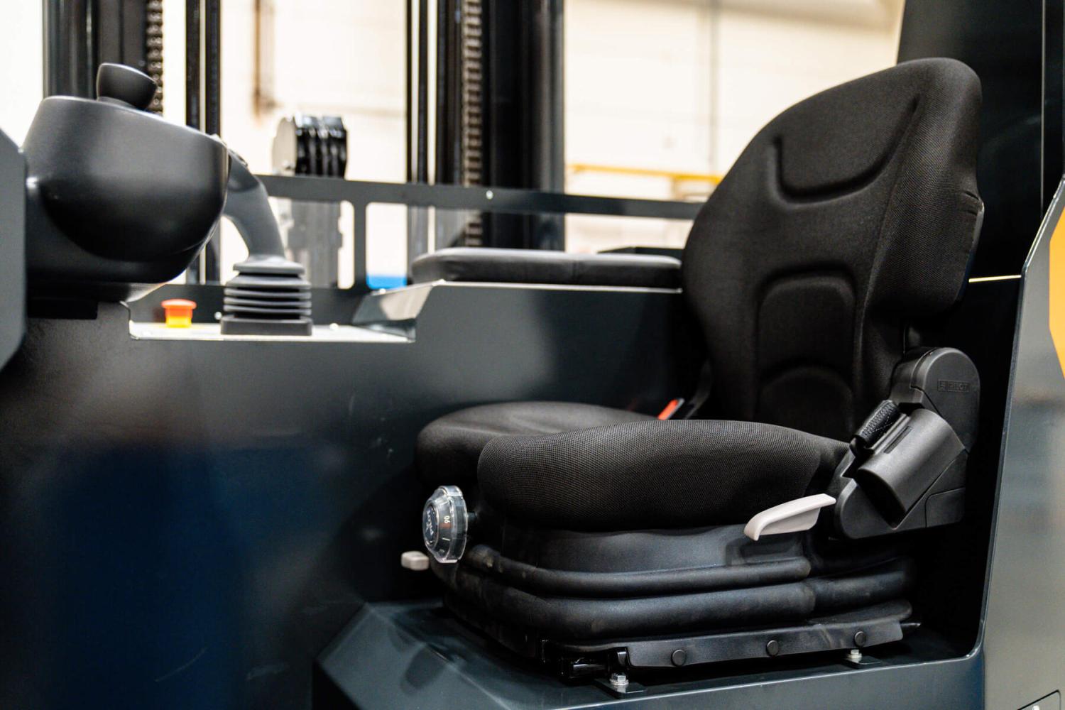 Ergonomische bestuurdersstoel en joystickbediening in HUBTEX NexX meerwegheftruck