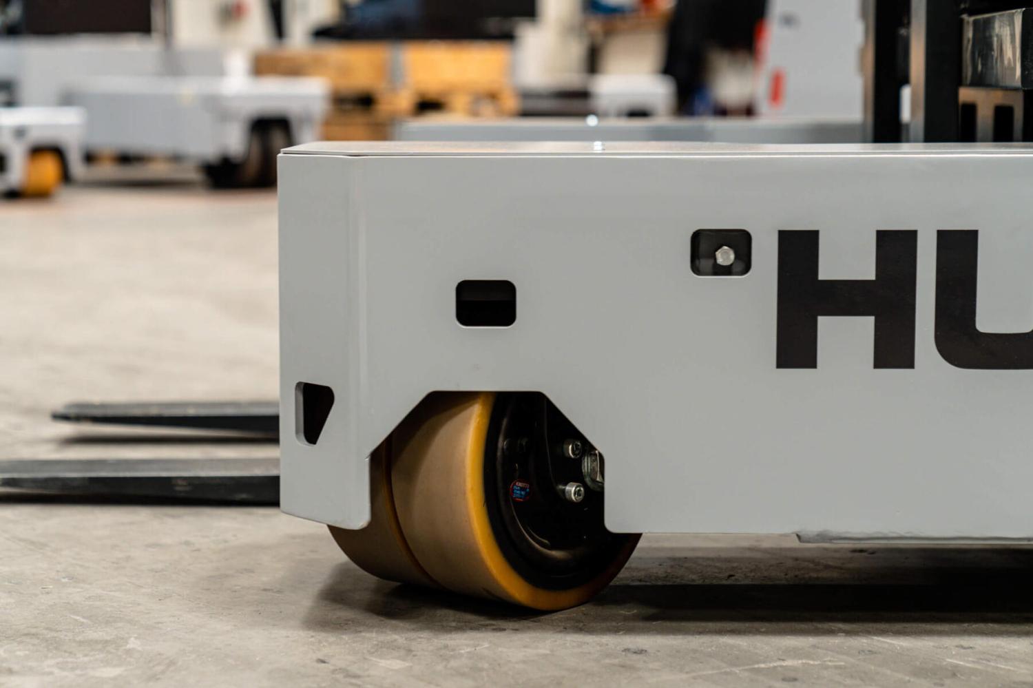 Detail van wiel en chassis van HUBTEX NexX meerweg-schubmasttruck