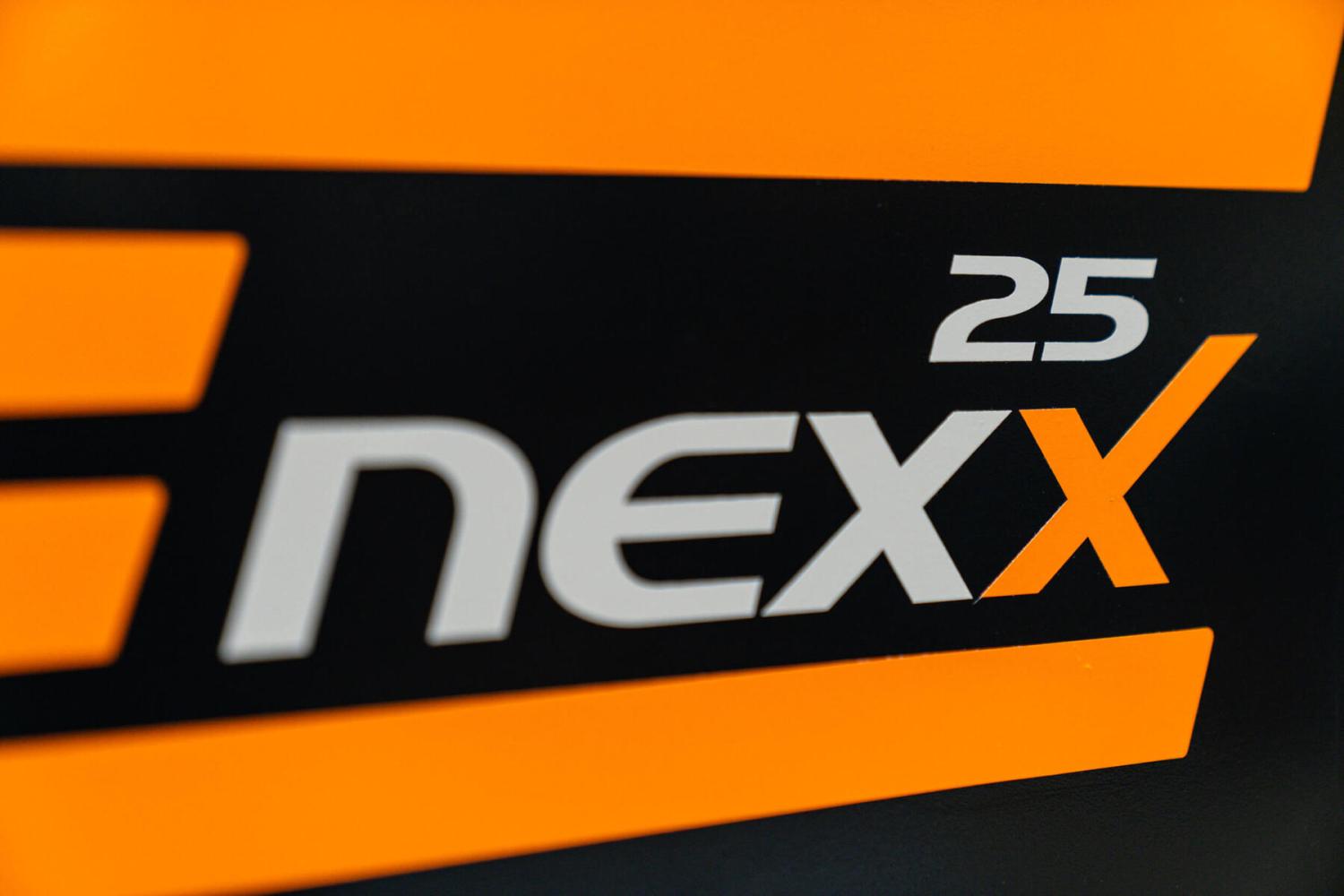 Detail van HUBTEX NexX 25 logo op industriële meerweg-schubmasttruck