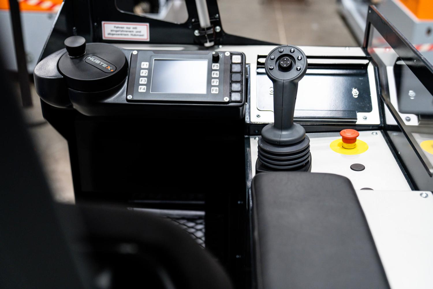 Besturingsconsole met joystick en display van HUBTEX NEXX meerwegheftruck