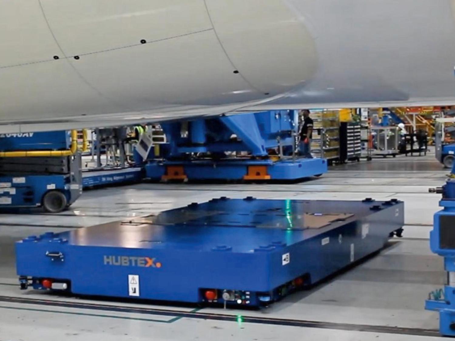 HUBTEX platformwagen met minimale bouwhoogte onder vliegtuigromp in fabriek