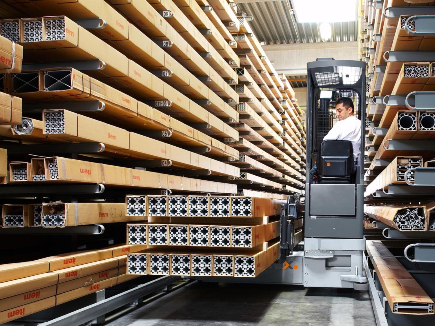 HUBTEX PHOENIX meerwegheftruck werkt in smalle magazijngang met lange profielen