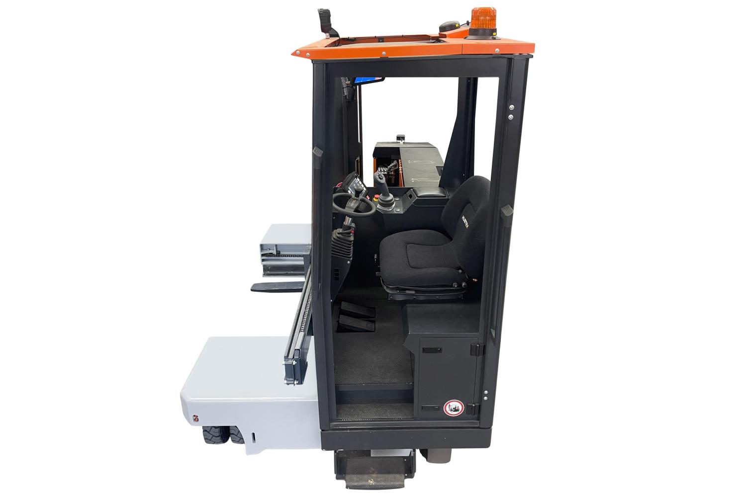 Cabine van HUBTEX meerwegheftruck met ergonomische stoel en bediening