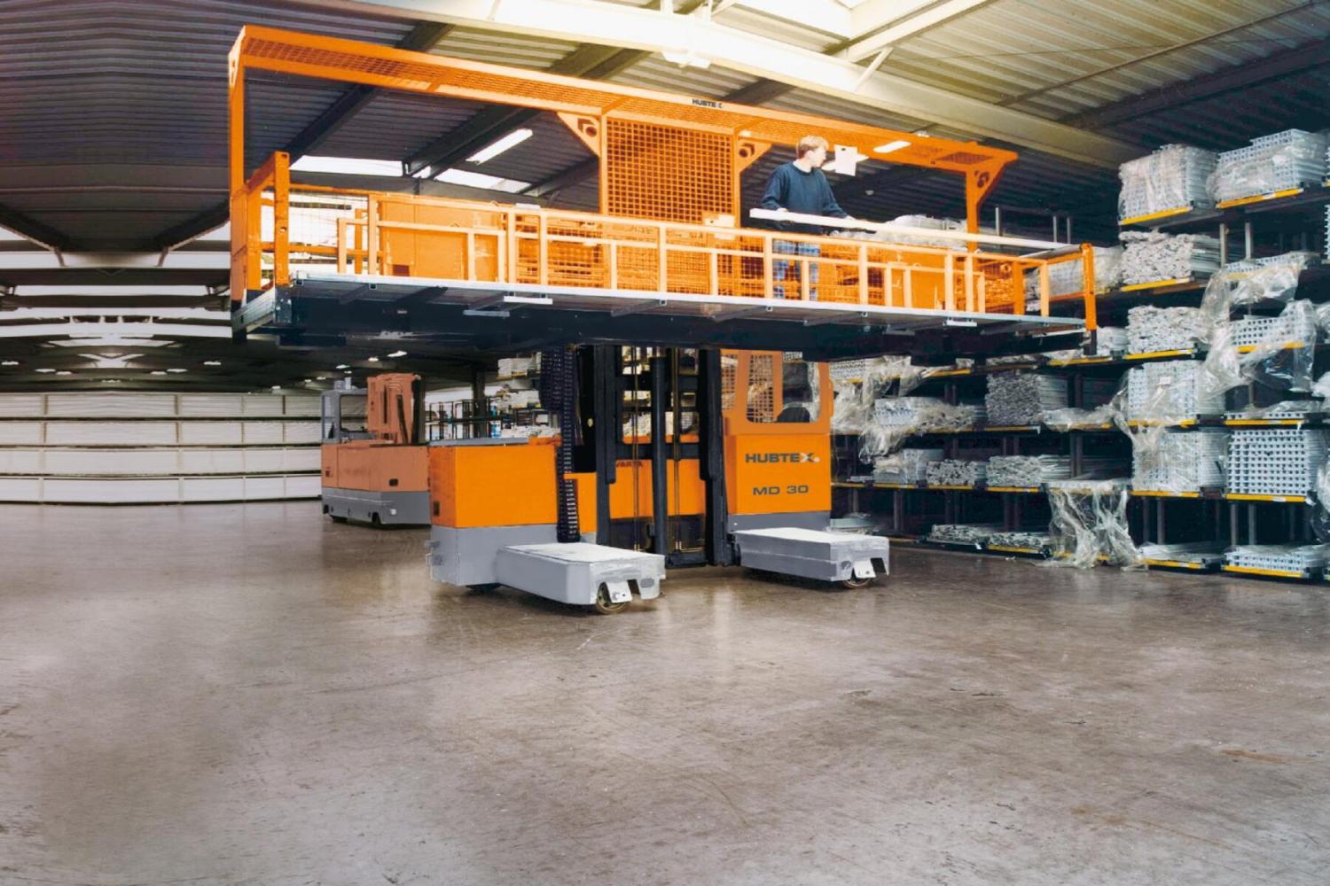 HUBTEX orderpicker in actie tijdens orderpicken van plaatmateriaal in magazijn