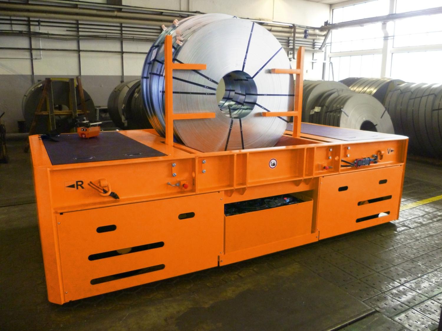 HUBTEX transportwagen met aluminium coil op laadplatform in fabriek