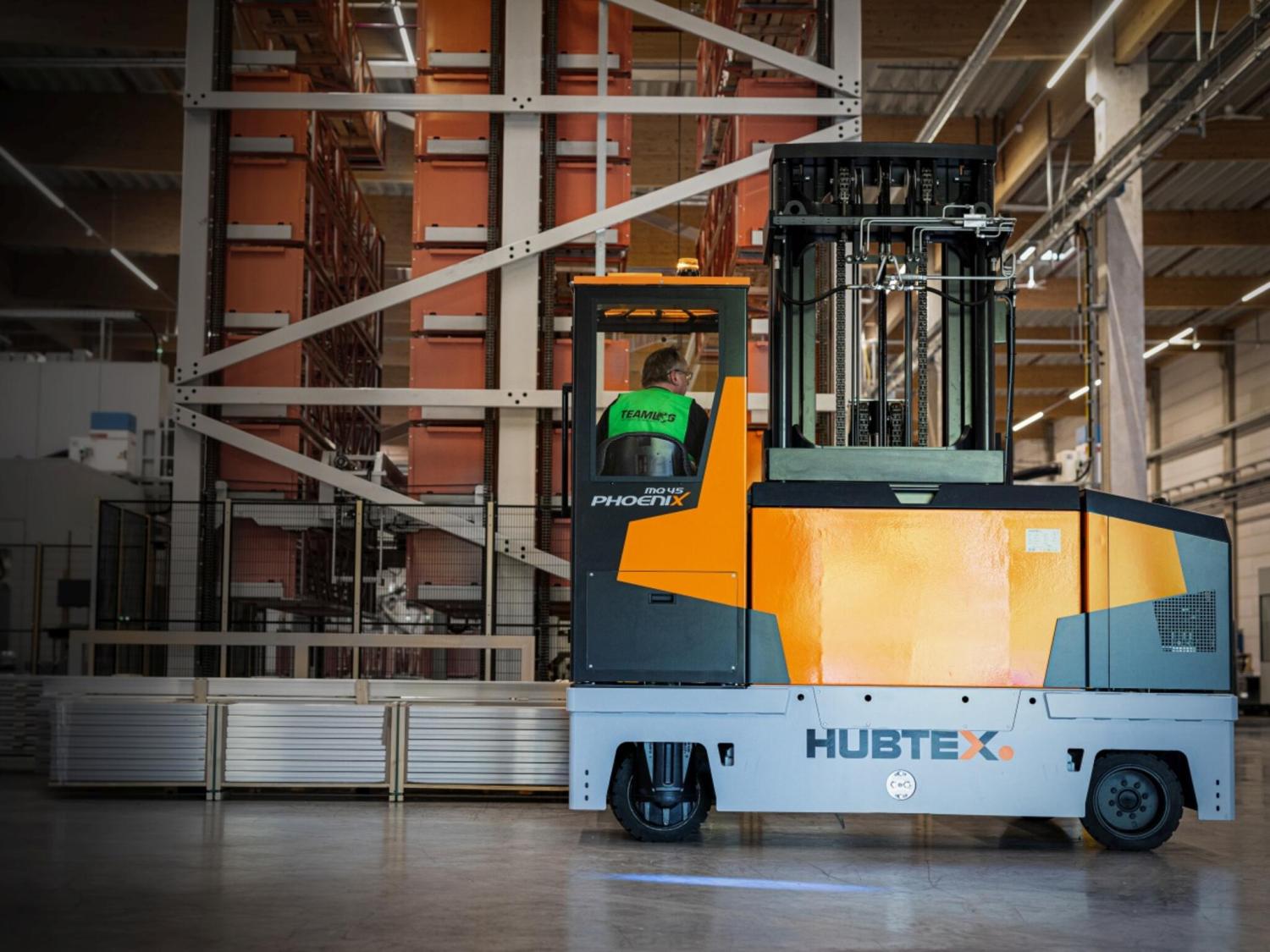 HUBTEX PHOENIX zijlader meerwegheftruck voor transport van lange profielen in magazijn