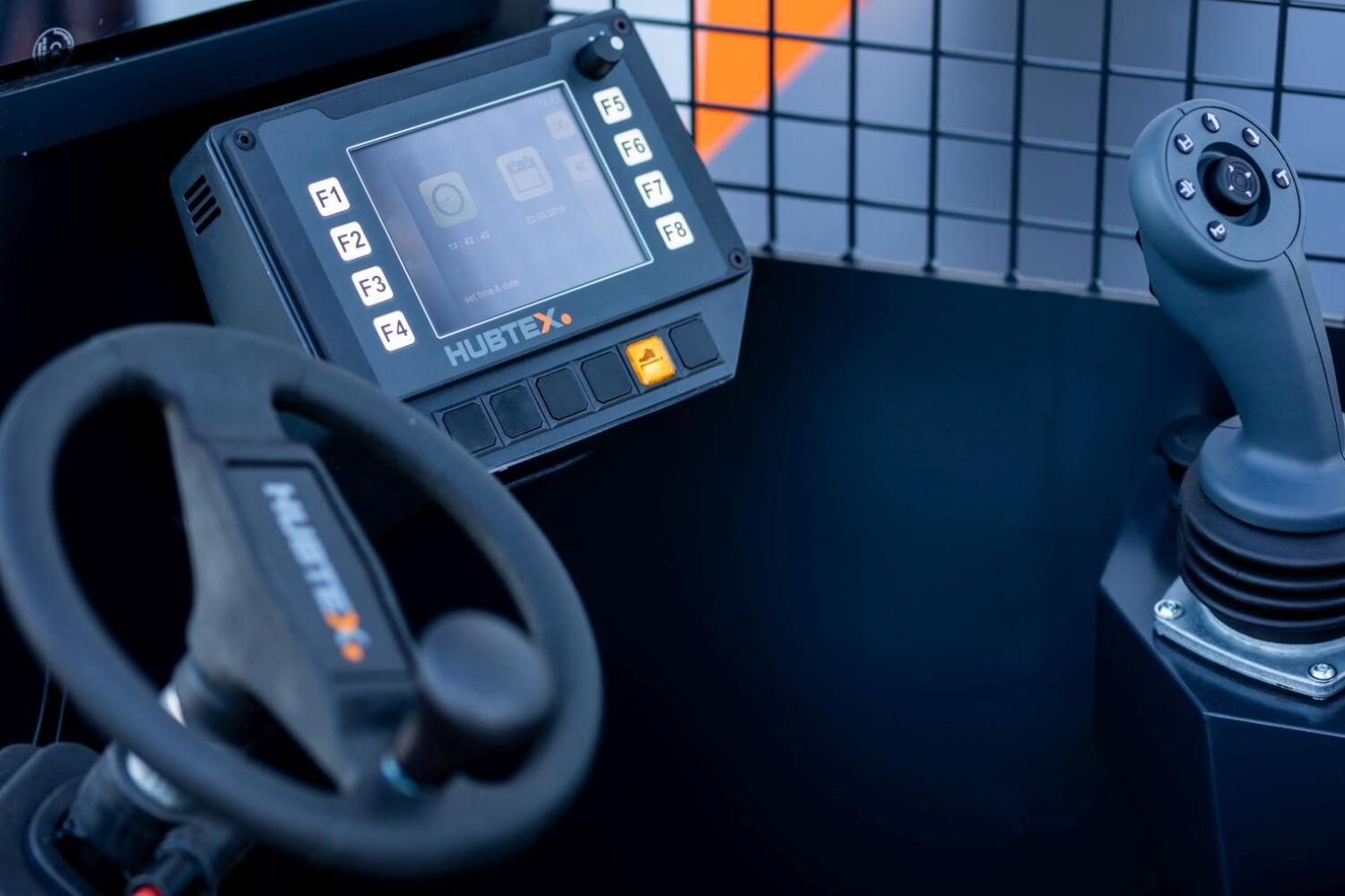Bedieningspaneel en joystick van HUBTEX zijlader in cabine