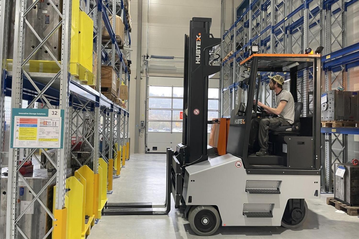 HUBTEX FluX zijlader in magazijn voor handling van zware lasten