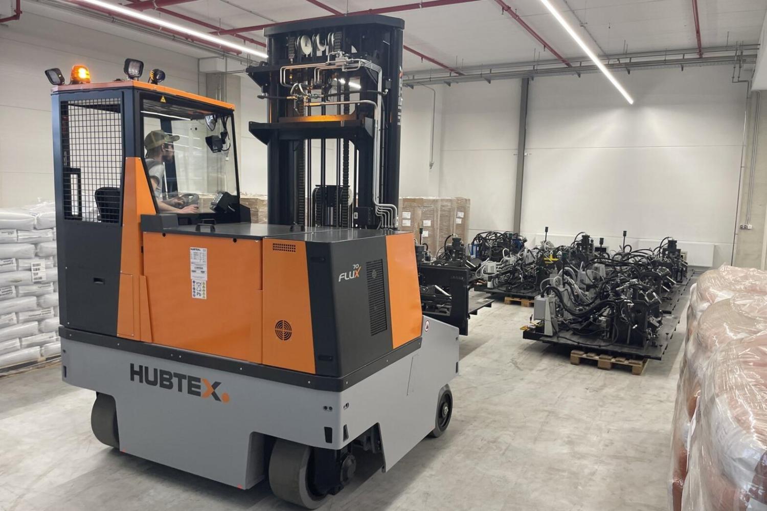 HUBTEX FluX 70 elektrische zijlader in industriële opslagruimte